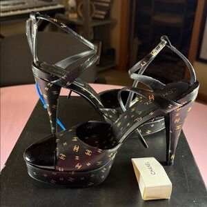 CHANEL Elegant Black and Gold Heels